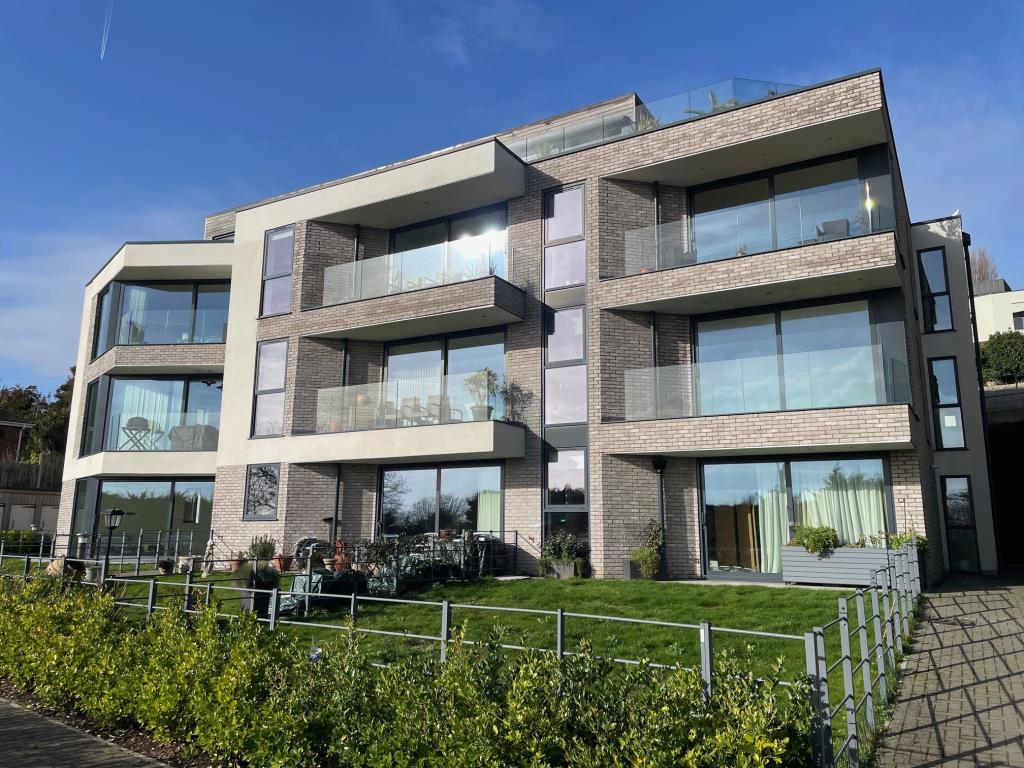 Lot: 16 - TWO-BEDROOM APARTMENT IN MODERN BLOCK WITH SEA VIEWS - Front of Property